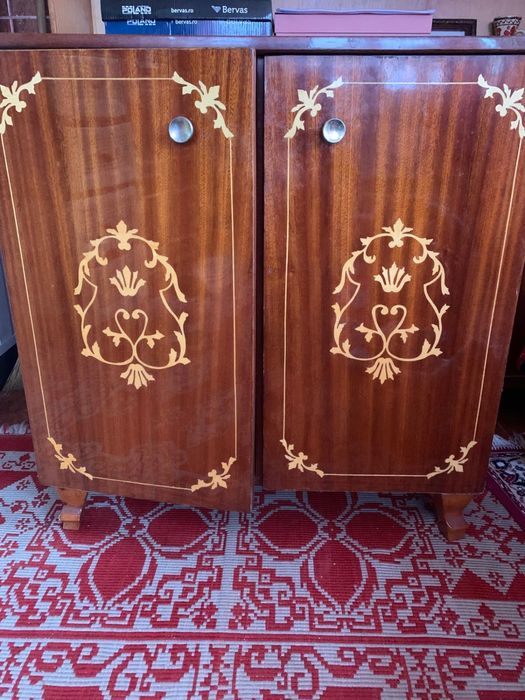 Vand mobila de lemn masiv