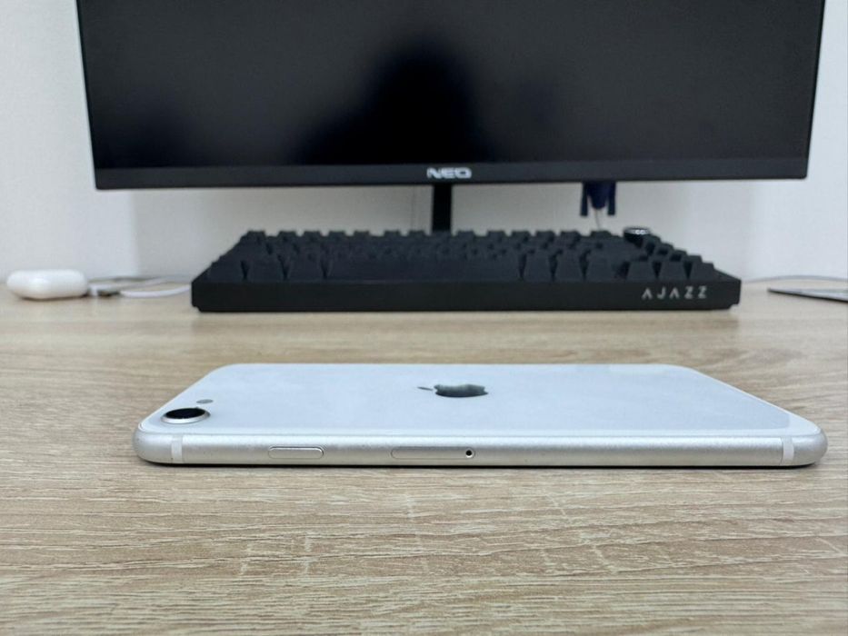 Срочно продаётся iPhone Se 2020 года!