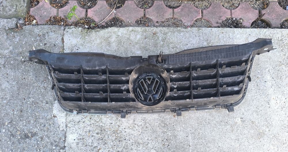 Grila cu emblema originala Passat B5.5