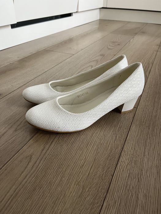 Женские белые туфли 39 размера