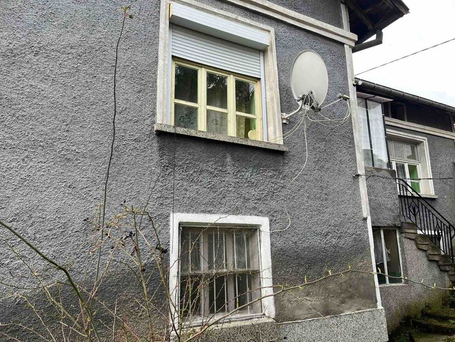 Къща с просторен двор за продажба в с. Средногорово