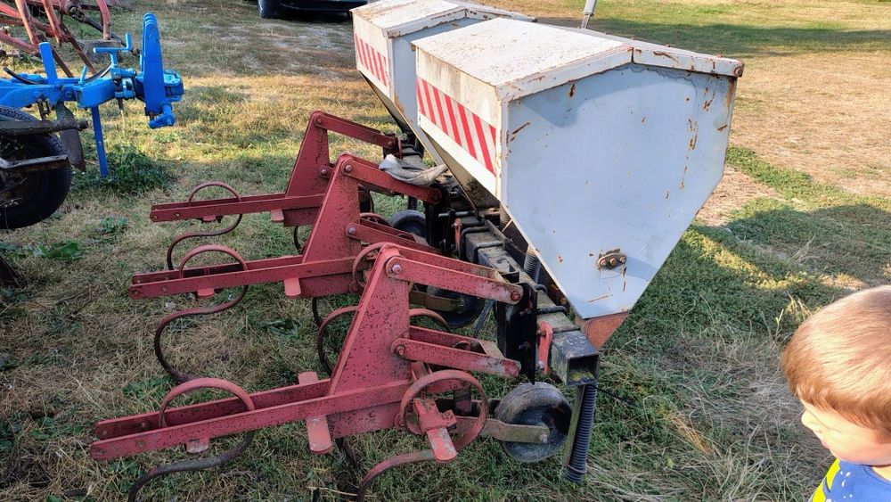 Vând prășitoare cu fertilizare