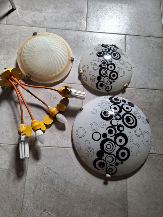 Vând 4 lustre/ aplice