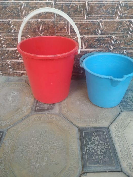 Вёдра: большое 12л, с крышкой; 10л и 5л без крышек, пластик, б/у, целы