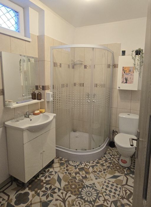 Închiriez casă pentru echipe/firme - Curte + Parcare 2 mașini, Bd. Antiaeriană