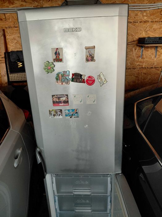 Хладилник с долен фризер