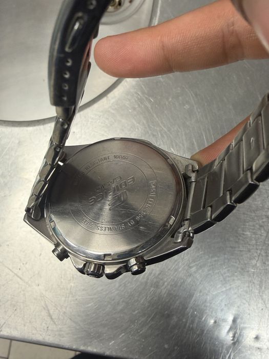 Продавам часовник casio