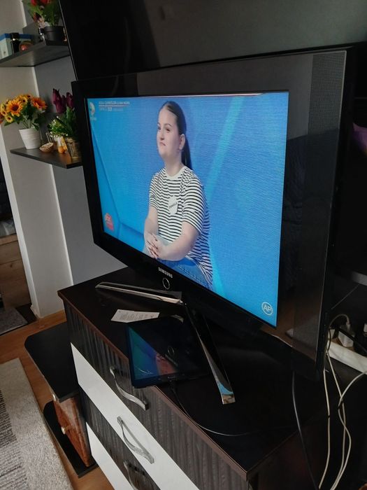 Vând tv samsung  de 32 inghi display 81 cm