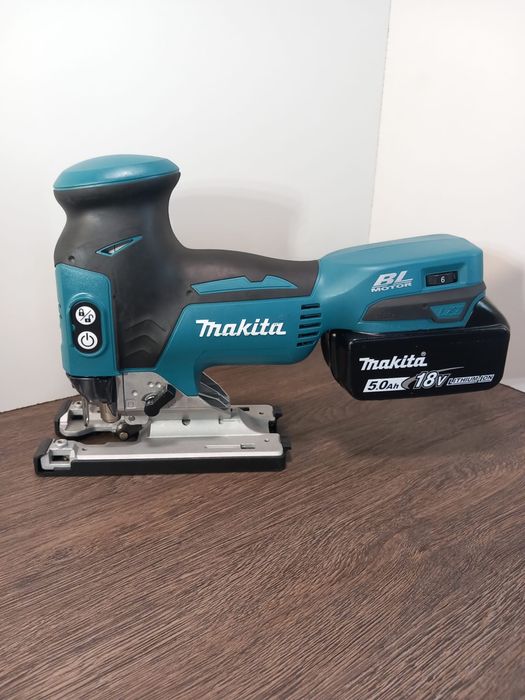 Vând fierăstrău pendular Makita DJV181