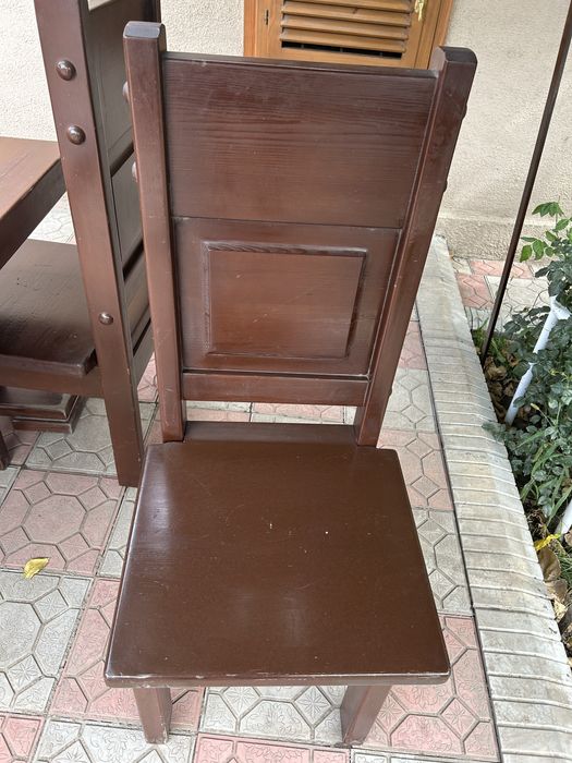 Стол и стулья для гостинной