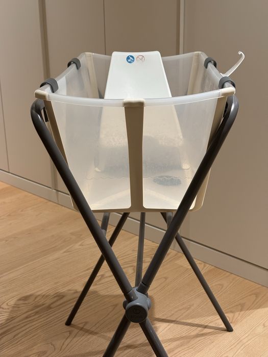 Vând pachet complet cădiță pliabilă Stokke Flexi Bath, în stare excelentă, curată și impecabilă din punct de vedere funcțional