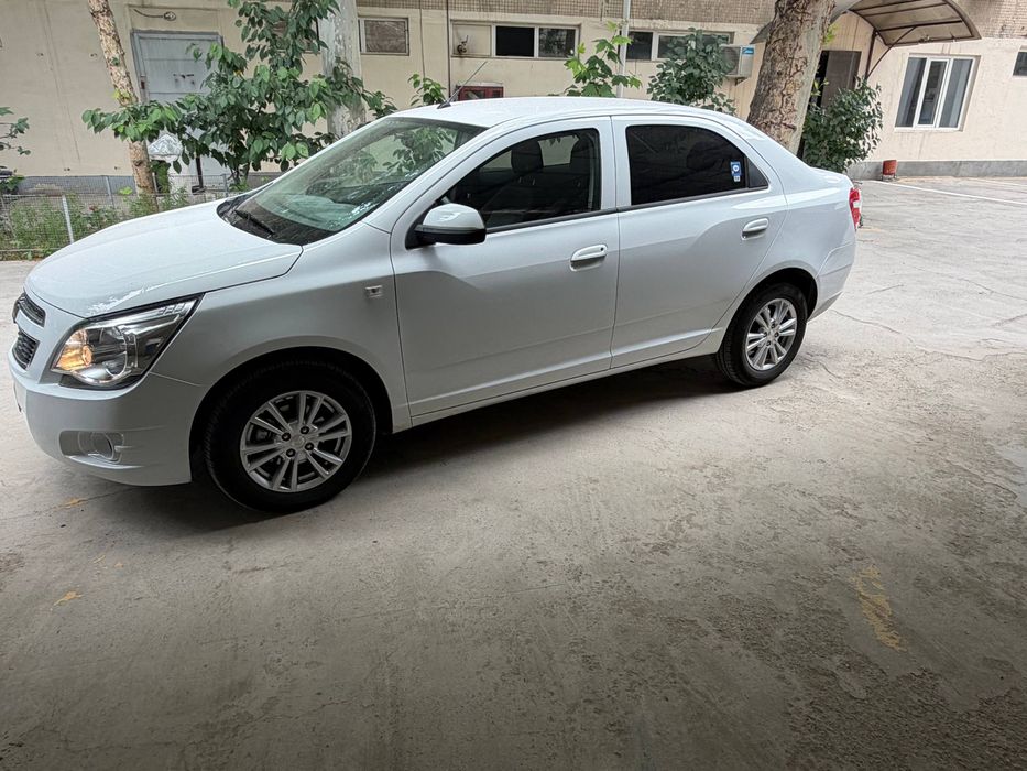 Продам свой автомобиль Chevrolet Cobalt а/т 2026 г/в. Цвет белый.
