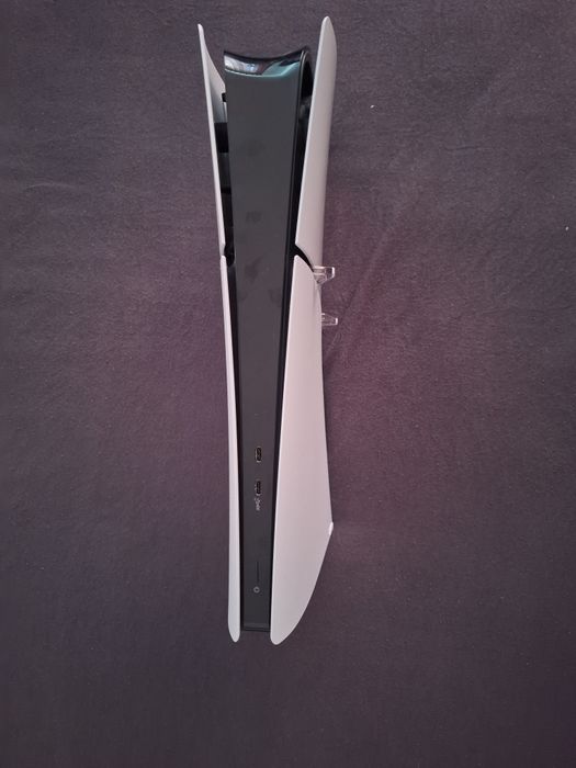Vând ps5 slim digital 1 TB + 1 maneta