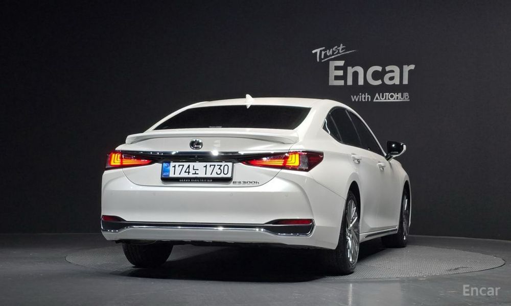 Lexus ES300h Executive 2025 | Гибрид | Максимальная комплектация