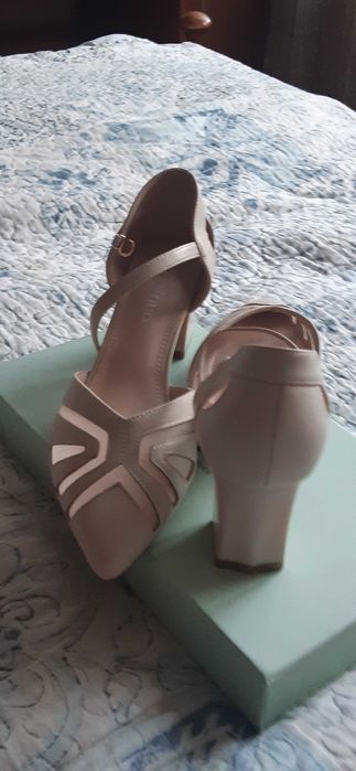 Бежевые новые туфли.