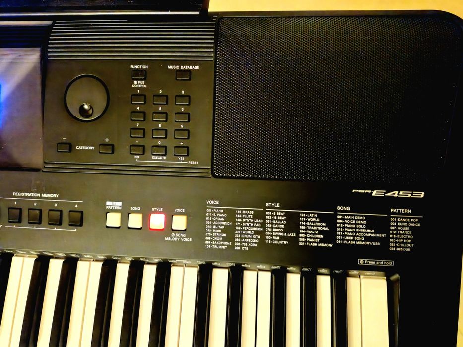 Vând orga Yamaha psr E 453