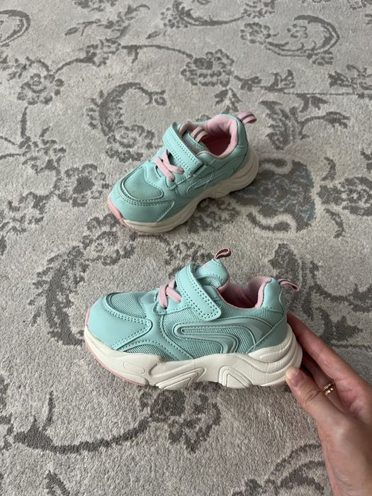 Продам детские кроссовки