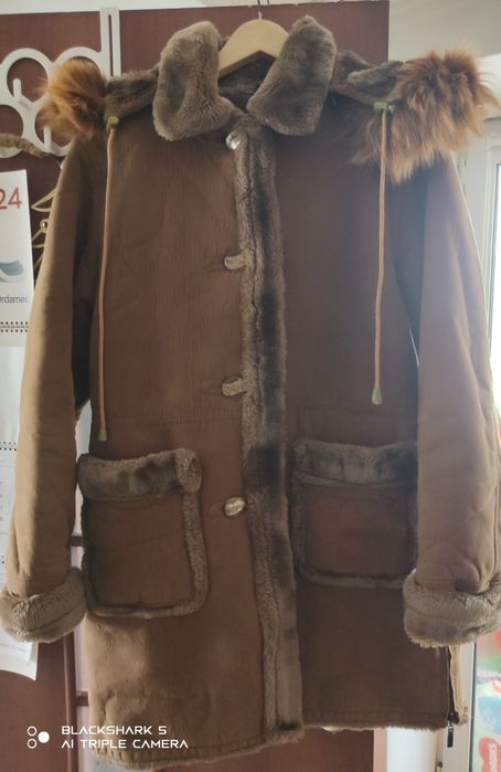 Отдам дублёнку с капюшоном