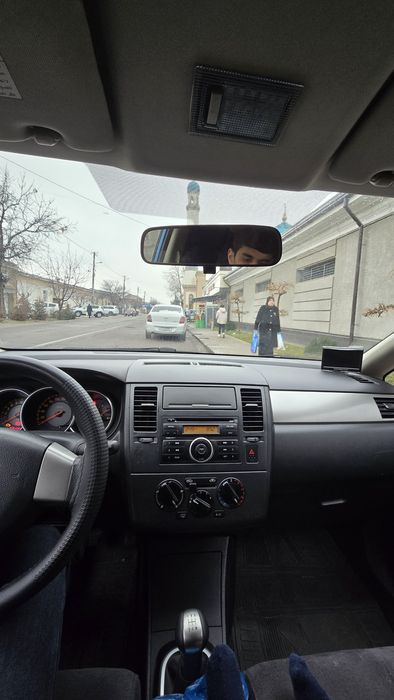 Nissan tiida SROCHNO sotiladi