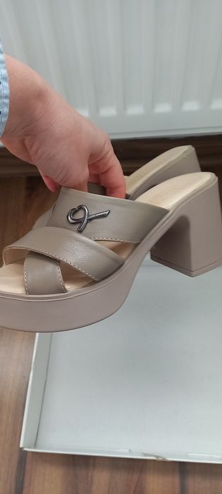 Vând saboti piele naturala mărimea 34