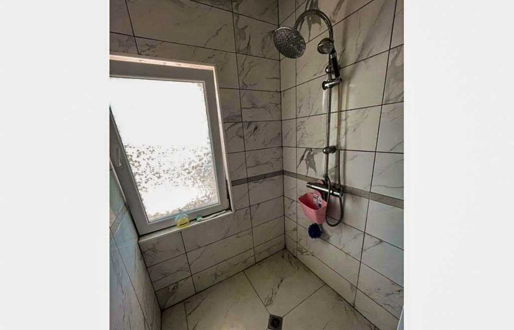 Триетажна къща с басейн и гледка море в Топола