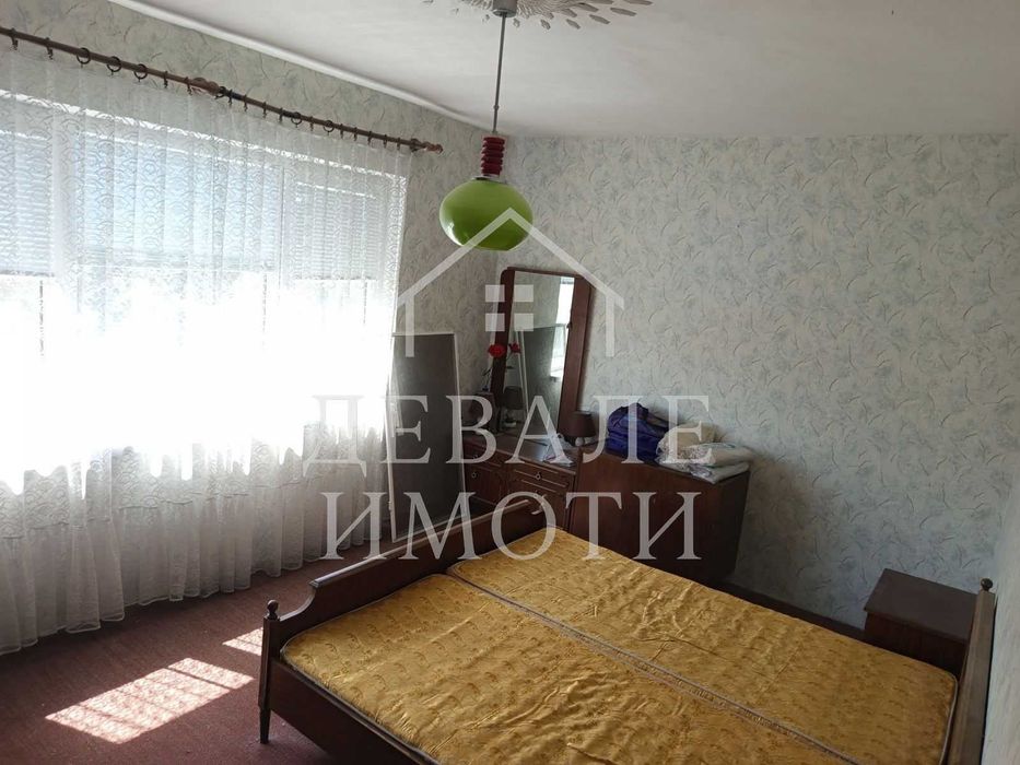 Продава се масивна двуетажна къща в центъра