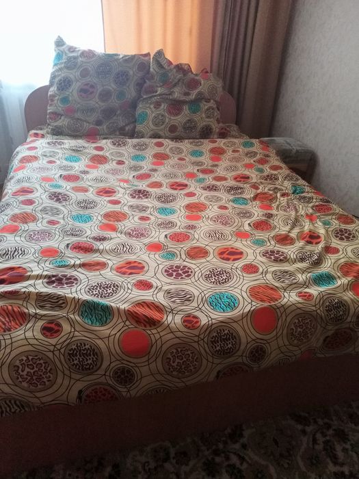 Кровать и столик