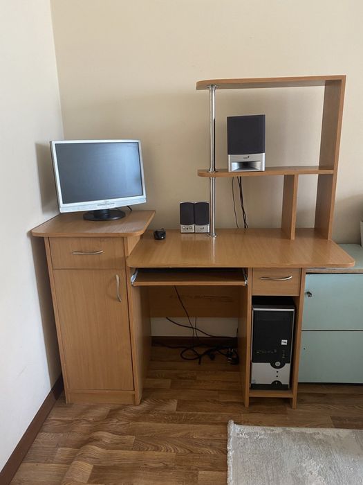 Компьютерный стол с компьютером