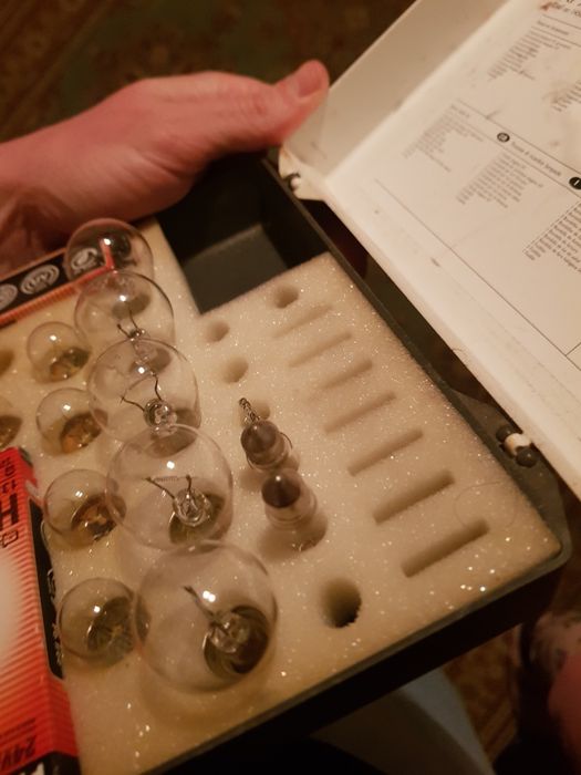 Стар комплект крушки на Филипс цената е 35лв за целия комплект