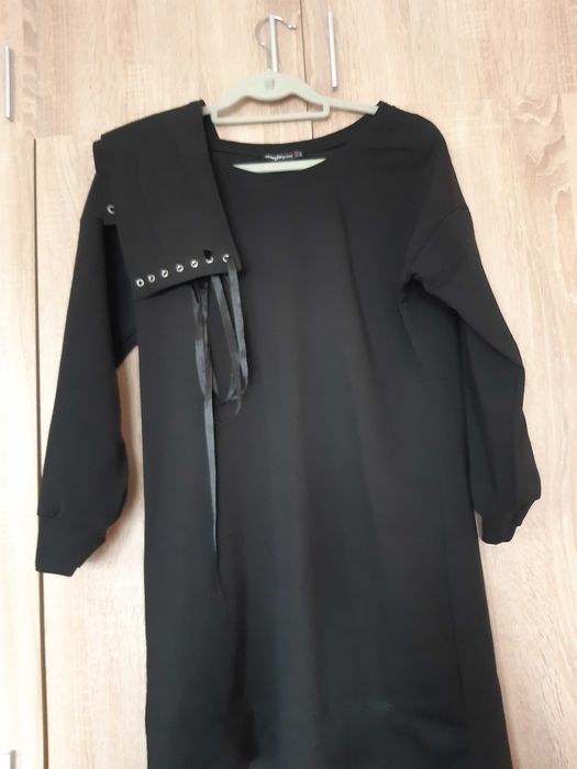 Спортно-елегантна черна рокля