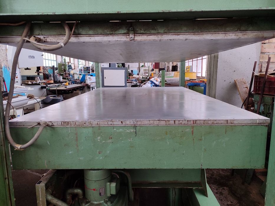 топла преса за врати  и фурнир затопляне с електрически нагреватели