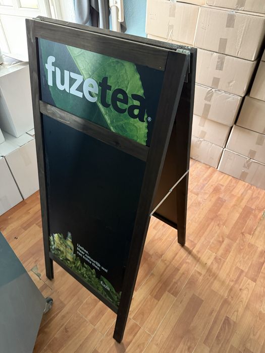 2 Vitrine frigorifice si un panou „A“ pentru reclama