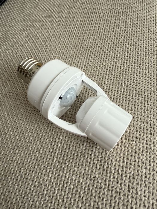 Adaptor pentru bec cu senzor de miscare