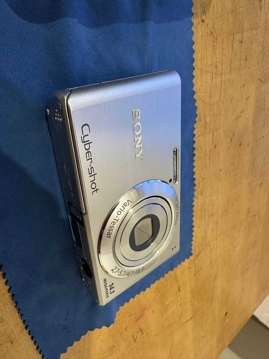 Sony dsc-w530 de culoare argintiu deschis fata spate si pe laterale