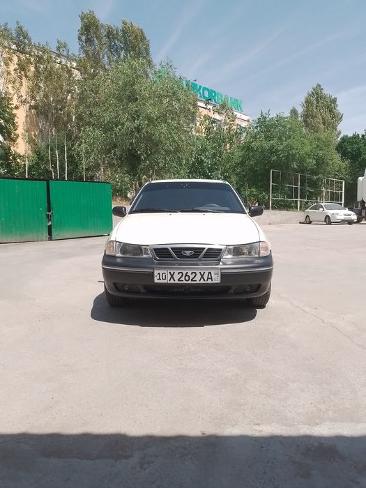 Nexia sotiladi bir qo'l