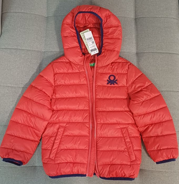 Geaca noua usoara cu gluga rezistenta la apa BENETTON marimea 116 cm rosu inchis