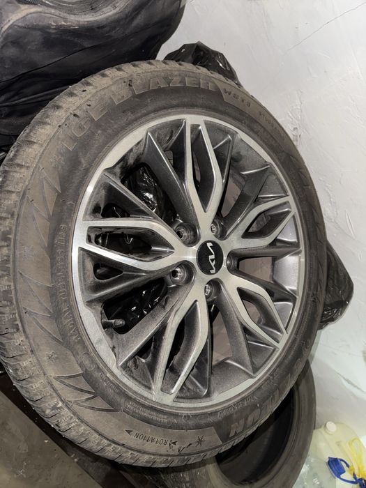 Продам комлект зимних шин с дисками