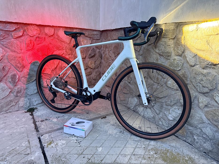 Bicicleta electrică cube nuroad hybrid 2025