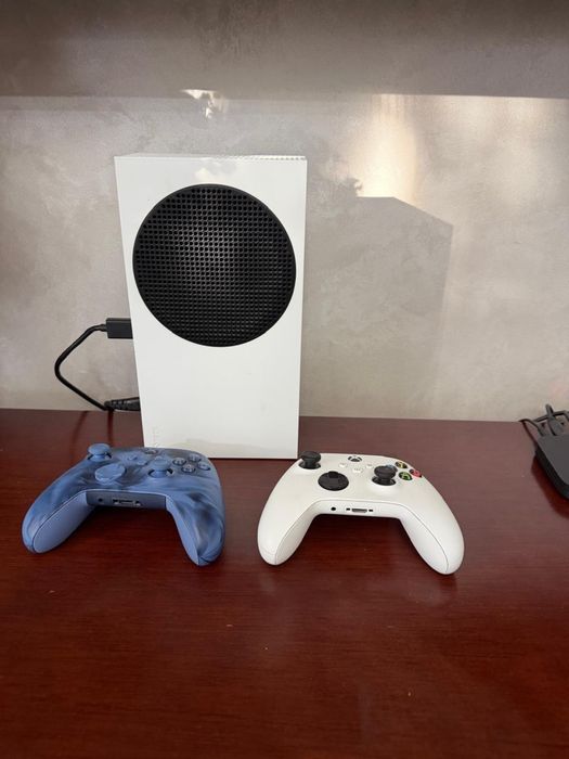 XBOX Series S , в хорошем состоянии