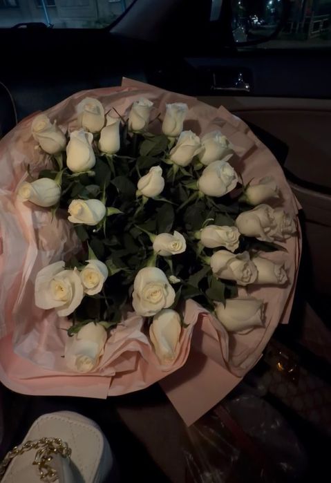 Белые свежие розы