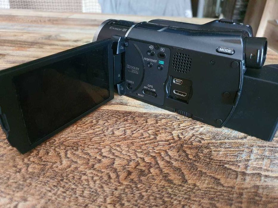 Продаеться  видеокамера sony hdr-XR550