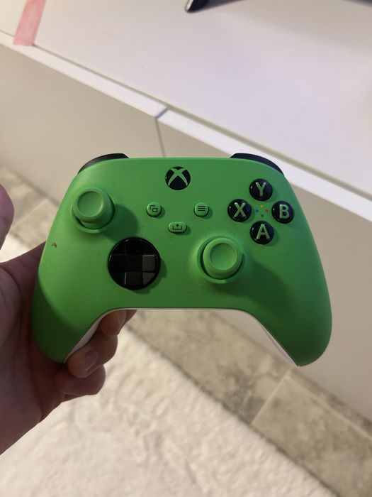 XBOX ONE S  500 GB + Controller