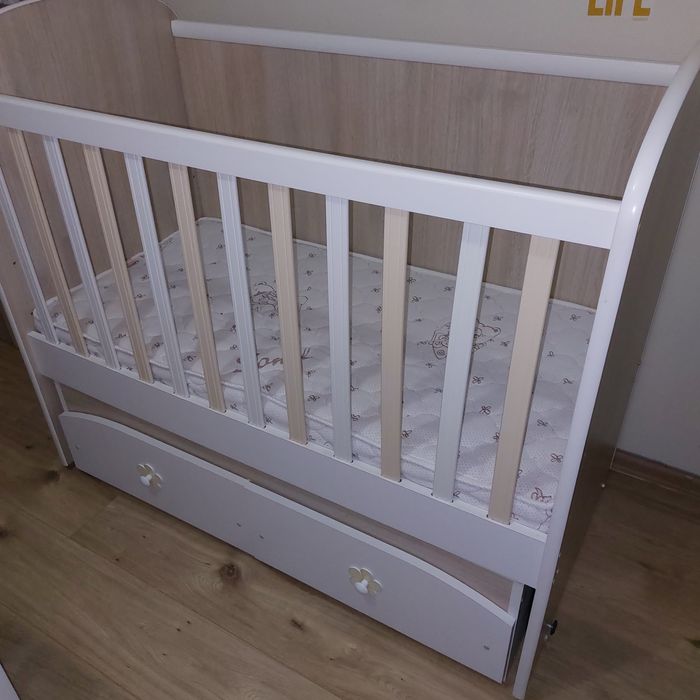 Кошара с люлеещ механизъм