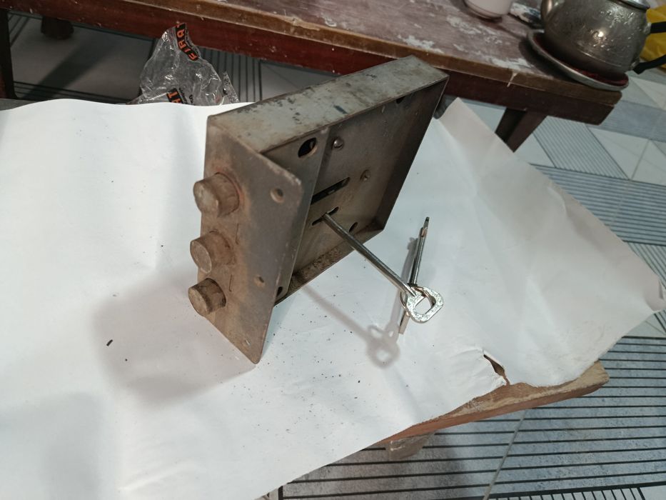 Замок для гаража с ключом