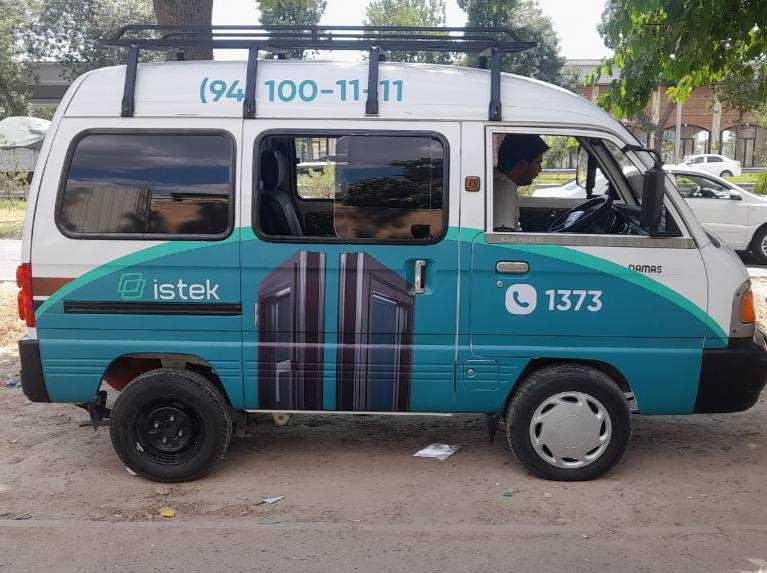 Avtomobillarga reklama yopishtiramiz – Avtonakleyka xizmati