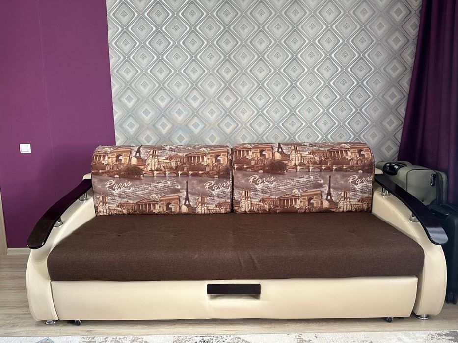 Продам диван в отличном состояний, ………………………………………………………………………………………..