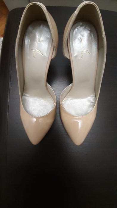 Pantofi bej din piele lacuita
