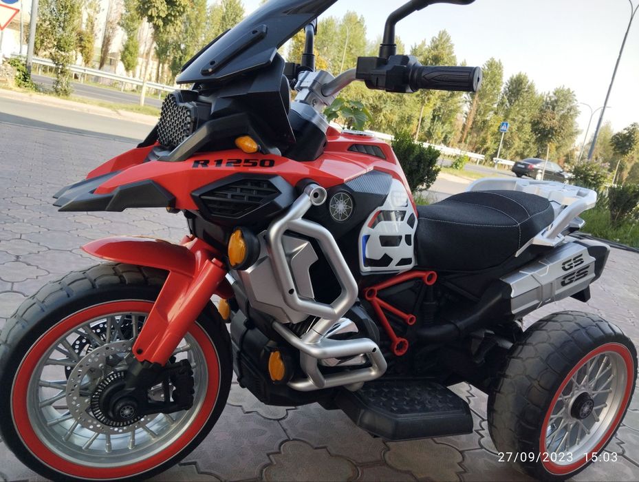 Bolalar mashinalari va kravat