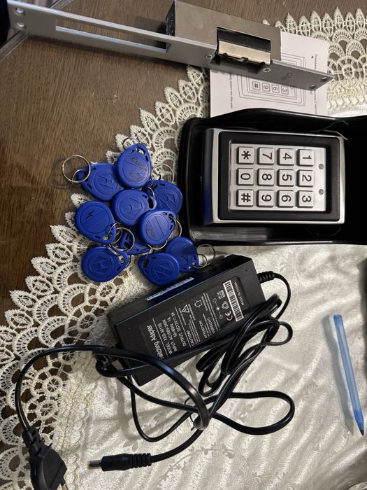 Sistem de control acces pentru interior/exterior