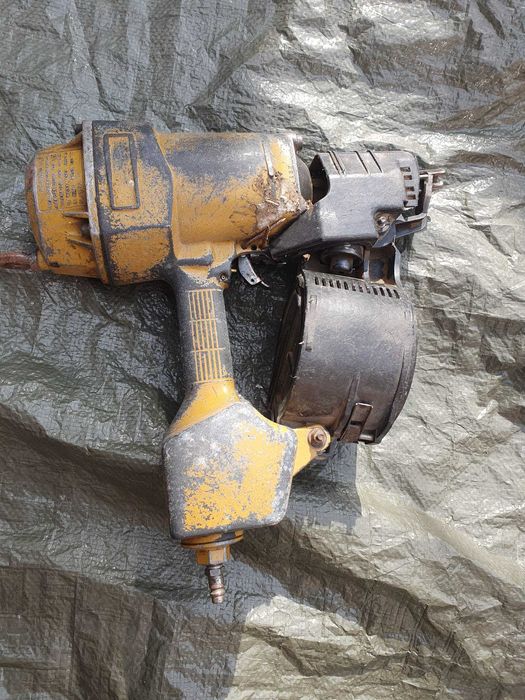 Pistol cuie la rolă